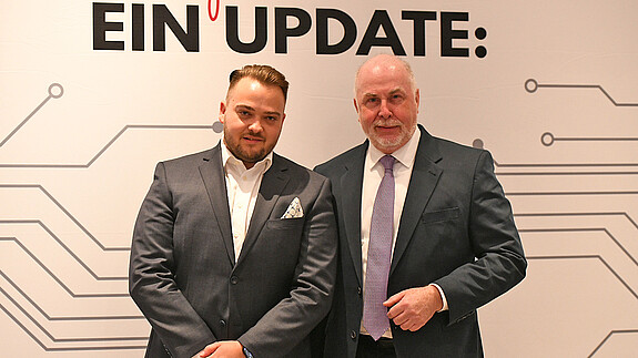 Bundesjugendtag 2022 Der neue dbb jugend Chef Matthäus Fandrejewski mit dem dbb Bundesvorsitzenden Ulrich Silberbach, der dem 32-Jährigen zur Wahl gratulierte.