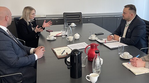 Natalie Pawlick Jens Peick Moderner öffentlicher Dienst: dbb jugend Chef Matthäus Fandrejewski (r.) im Gespräch mit Natalie Pawlick und Jens Peick (l.) von der SPD-Bundestagsfraktion (beide Ausschuss Arbeit & Soziales).