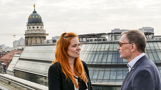 Karo Herrmann und Horst Günther Klitzing Auf einem Dach in Berlin unterhalten sich die zwei Vorsitzenden