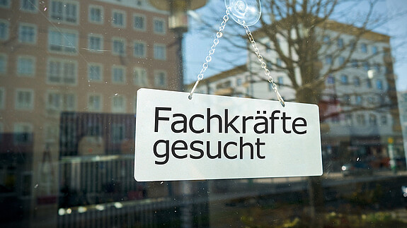Fachkräftemangel öffentlicher Dienst Das Foto zeigt ein Schild mit der Aufschrift "Fachkräftemangel".