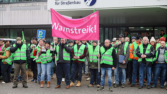 Öffentlicher Dienst: Wertschätzung geht anders! Das Foto zeigt demonstrierende Straßenwärter. Sie tragen grüne Streikwesten.