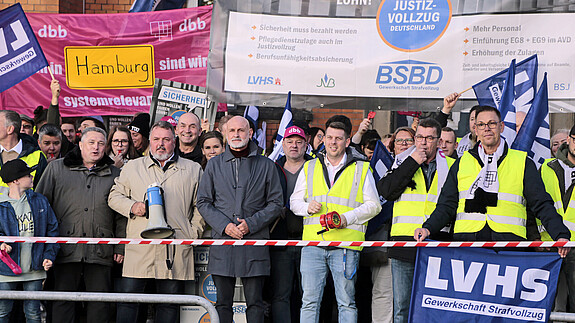 Demo in Hamburg: Die Beschäftigten im Justizvollzugsdienst machten ihrem Ärger Luft. Warnstreik in Hamburg