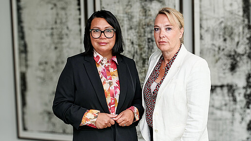 Das Foto zeigt Milanie Kreutz und Sandra Schäfer.