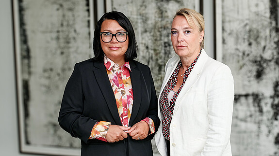 Das Foto zeigt Milanie Kreutz und Sandra Schäfer.