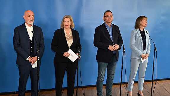 Pressekonferenz zum Tarifabschluss für den öffentlichen Dienst von Bund und Kommunen Pressekonferenz zum Tarifabschluss für den öffentlichen Dienst von Bund und Kommunen