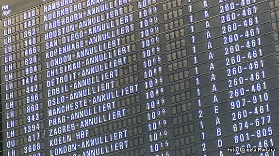 Streik am Flughafen Frankfurt/Main Anzeigentafel mit aufgrund von Streik annullierten Flügen am Flughafen Frankfurt/Main