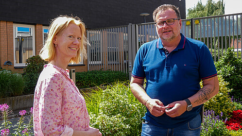 Im Gespräch über Arbeitsbedingungen: Pflegerin Annette Doehring und Gewerkschafter Jens Schnepel. GeNi, Maßregelvollzug, Moringen, Niedersachsen