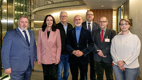 Volker Geyer (mitte) und die Vertreter der dbb Justizgewerkschaften haben bei Elisabeth Winkelmeier-Becker (zweite von links) ihre Argumente platziert.