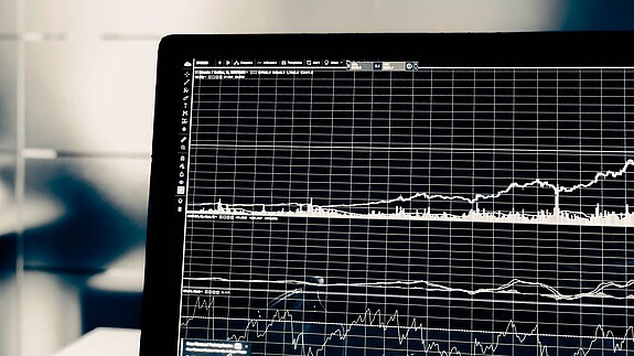 Graphische Entwicklung der Zahlen Ein Computerbildschirm mit einer grafischen Entwicklung von Zahlen