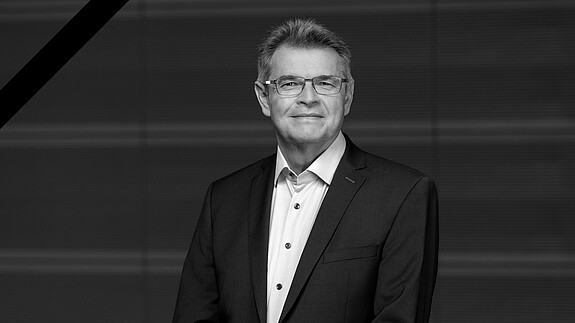 Der dbb trauert um Waldemar Dombrowski Portrait von Waldemar Dombrowski mit Trauerflor