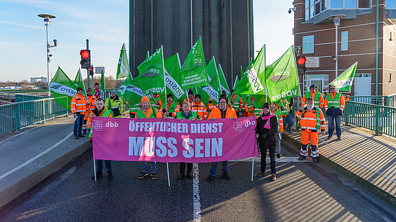 Gehaltssteigerungen zwingend erforderlich Das Foto zeigt Demonstrierende auf der Jann-Berghaus-Brücke in Leer.