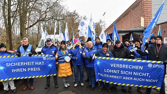 dbb, GDL, DPolG: Dachverband und Fachgewerkschaften haben am 8. Dezember 2023 gemeinsam in Potsdam demonstriert. Einkommensrunde 2023, dbb, DPolG, GDL, Demo Potsdam, Tv-L