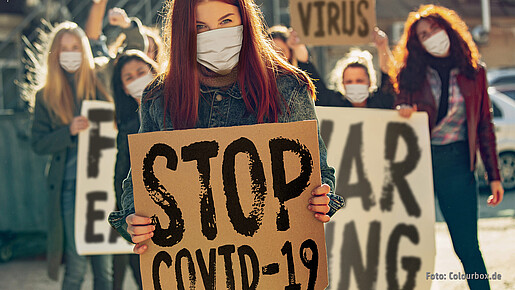 Young people in face masks protesting of stop coronavirus pandemic on the street Position/Funktion > Gewerkschaft/Berufsverband > Bundesfrauenvertretung, corona, covid, female, frauen, frauenver, job, meeting, outcry, protest, sars, system, team, virus, woman, women