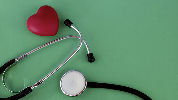 Der 2. Februar ist Tag der Frauenherzgesundheit. patient, doctor, cardiology, disease, stethoscope, hospital, treatment, care, cardiac, science, diagnosis, heartbeat, medical, pulse, examination, instrument, cardio, pressure, check, test, checkup, cardiogram, sick, clinic, illness, background, white, green, natural, health, isolated, nature, beautiful, red, equipment, color, healthy, wooden, heart, hobby, flower, medicine, table, fun, outdoor, game, leaf, closeup, recreation, design