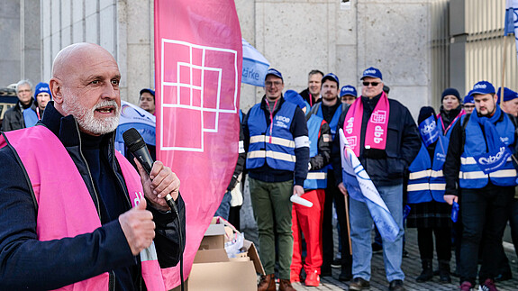 Kein gutes Personal ohne faire Einkommen Das Foto zeigt die VBOB-Demo vorm BND-Gebäude in Berlin am 3.3.2025.