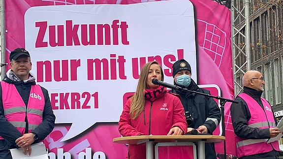 Einkommensrunde Landesdienst Liv Grolik Die stellvertretende Vorsitzende der dbb jugend Liv Grolik bei ihrer Rede zur Demo in Hamburg