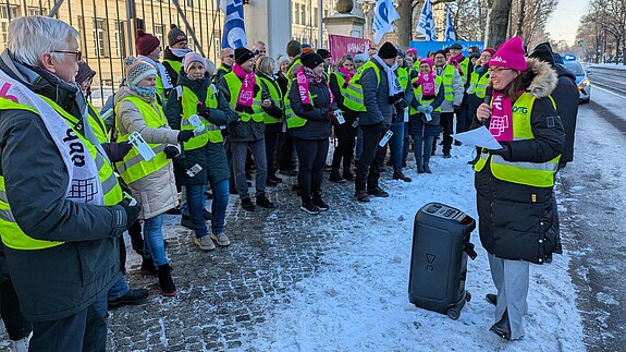 Zu sehen sind Mitglieder der DSTG Brandenburg während der Mahnwache in Potsdam.