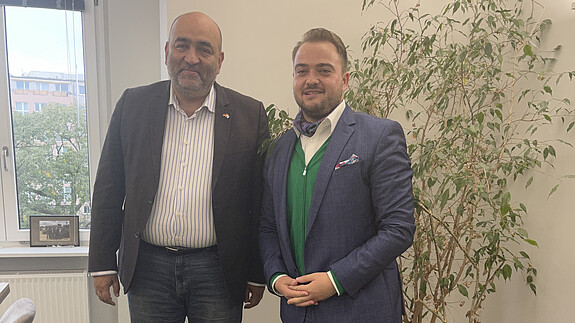 Haben über Fachkräftemangel und Jugendarbeitslosigkeit gesprochen: Omid Nouripour, Bundesvorsitzender von Bündnis90/Grüne, und Matthäus Fandrejewski, Vorsitzender der dbb jugend.