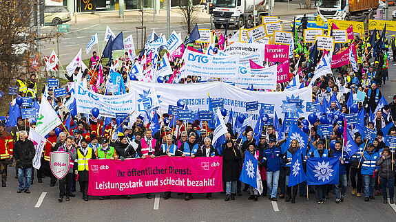 Einkommensrunden mit der TdL und dem Land Hessen: Mitglied werden! Jetzt! 12.02.2019, Jahr > 2019, Organisation > Gewerkschaft/Berufsverband > DPolG, Organisation > Gewerkschaft/Berufsverband > DSTG, Veranstaltung > Demonstration, Demospitze, Einkommensrunde 2019, Frontbanner, Jugend, Kai Rosenberger, Leistungsstark und schlecht bezahlt, Masse, Ort > Europa > Deutschland > Baden-Württemberg > Stuttgart