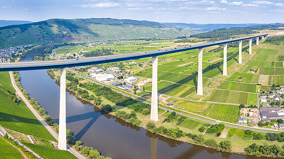 Strategien gegen den Sanierungsstau Bridge over Moselle river panorama in Zeltingen Germany road