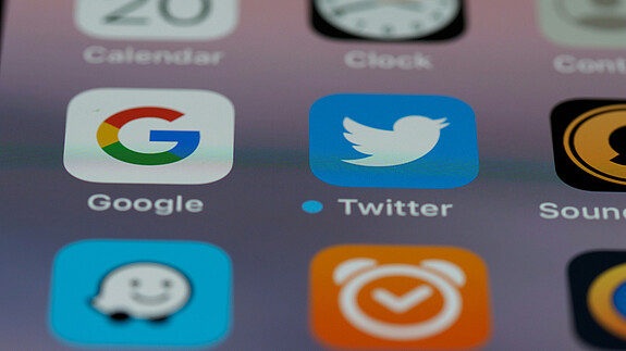 Kampf gegen Online-Hetze: EU-Kommission setzt auf freiwilligen Kodex Apps für Soziale Medien auf einem Smartphone