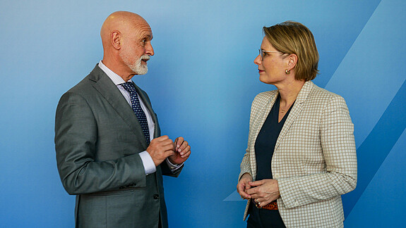 Moderne Justiz - Vier Missionen für Justizministerin Hubig Zu sehen sind dbb-Chef Volker Geyer und Stefanie Hubig, Bundesministerin für Justiz und Verbraucherschutz.