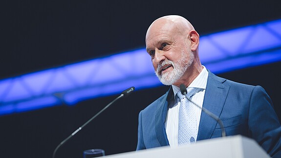 Geyer: „Der Staat muss wieder Stabilitätsanker sein“ Das Foto zeigt dbb-Chef Geyer am Rednerpult.