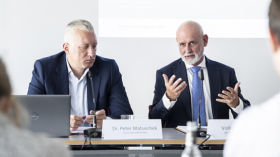 dbb Bürgerbefragung Öffentlicher Dienst 2025 Das Foto zeigt Dr. Peter Matuschek, Geschäftsführer forsa, und Volker Geyer, dbb Bundesvorsitzender, auf der Pressekonferenz.