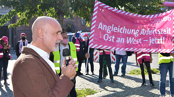 Volker Geyer dbb Vize bei einer Demo