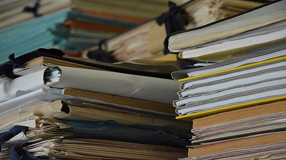 Bürokratie Zwei Stapel mit Akten