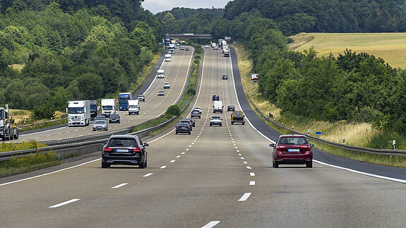 dbb-Forderungsbeschluss: 7 Prozent mehr, mindestens jedoch 300 Euro! Das Foto zeigt eine dreispurige Autobahn, auf der Autos fahren.
