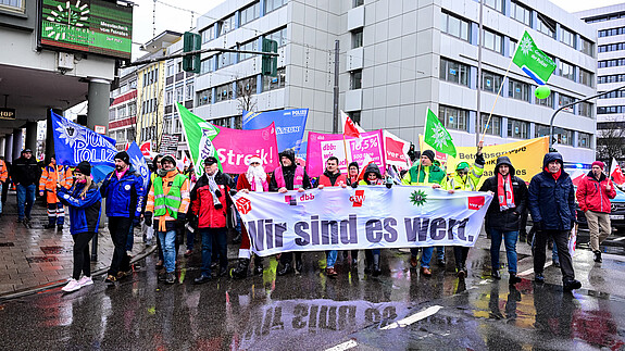 Kundgebung vor der Staatskanzlei in Saarbrücken Kundgebung der saarländischen Beschäftigten vor der Staatskanzlei in Saarbrücken