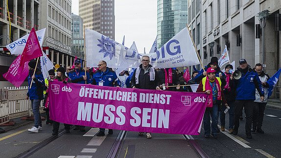 Demozug läuft über die Leipziger Straße.