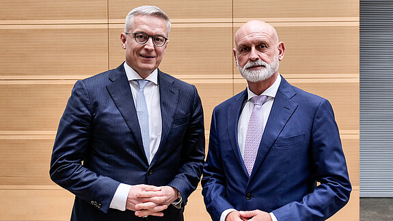 Modernisierungsagenda: Mittel aus Effizienzsteigerung in Beschäftigte investieren! Das Foto zeigt Digitalminister Karsten Wildberger (links) und dbb-Chef Volker Geyer.