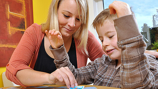 Mutter und Kind beim Spielen Mutter und Kind beim Spielen
