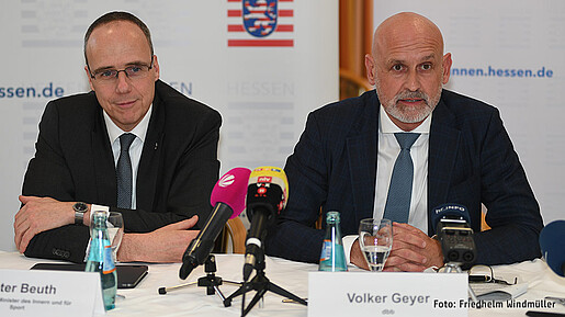 dbb Tarifchef Volker Geyer (r.) mit Hessens Innenminister Peter Beuth dbb Tarifchef Volker Geyer (r.) mit Hessens Innenminister Peter Beuth