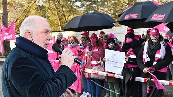 Sozial- und Erziehungsdienst: Demo bei der zweiten Verhandlungsrunde Sozial- und Erziehungsdienst: Demo bei der zweiten Verhandlungsrunde