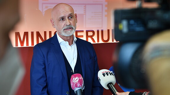Volker Geyer gibt ein Interview zum Auftakt der hessischen Einkommensrunde in Wiesbaden im Jahr 2021