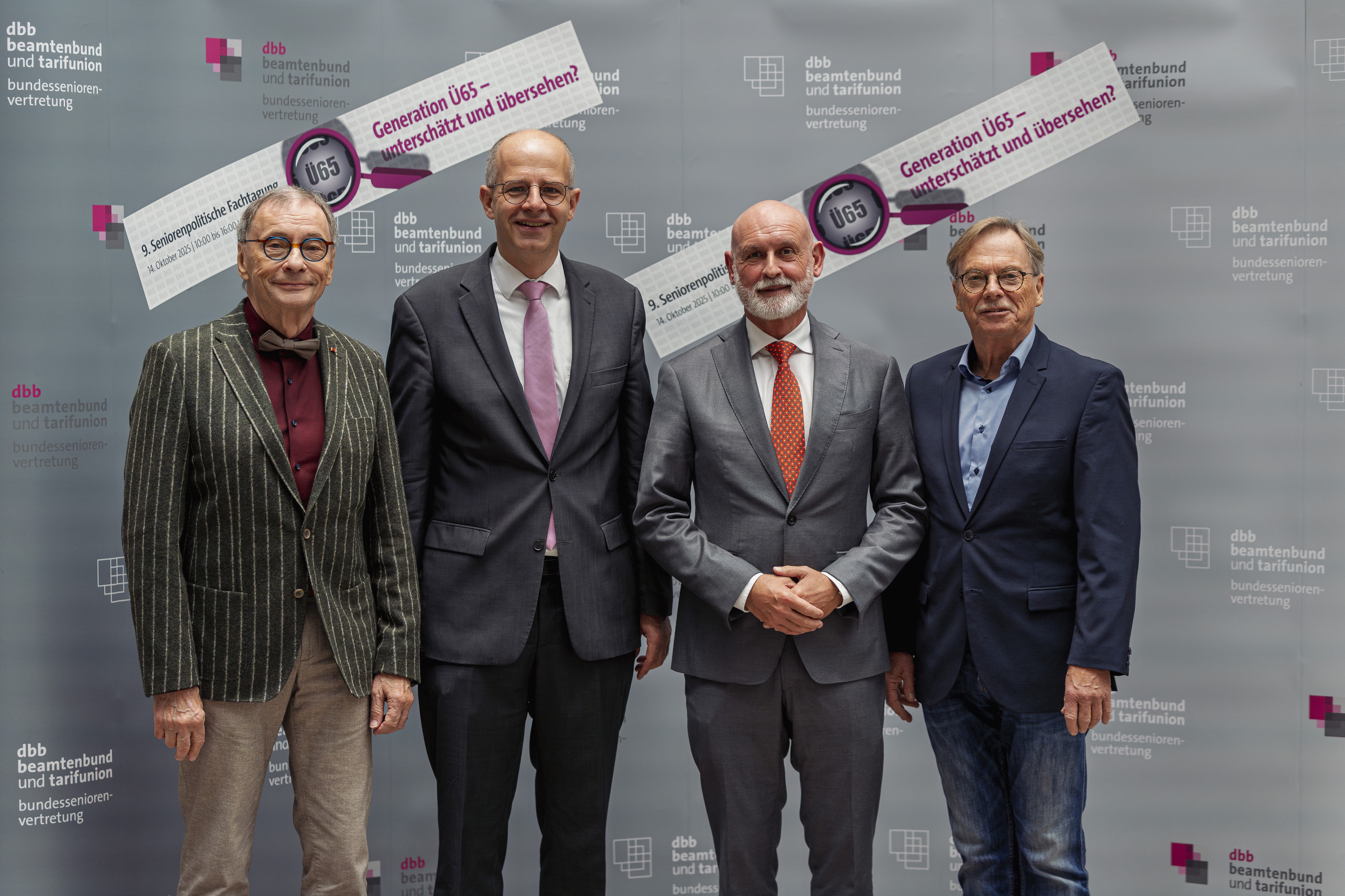 Lebensalter gleich behandeln! Das Foto zeigt: Horst Günther Klitzing, Vorsitzender der dbb bundesseniorenvertretung, Michael Brand, Parlamentarischer Staatssekretär im Bundesseniorenministerium, dbb-Chef Volker Geyer und Norbert Lütke, Zweiter Vorsitzender der dbb bundesseniorenvertretung.